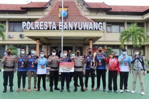 Kapolresta Banyuwangi bersama Forkpimda Menyerahkan Hadiah Bagi Para Juara Kejurkab Bola Voli U-21 Kapolresta Cup 2022