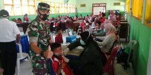 Babinsa Rogojampi Laksanakan Pendampingan Vaksinasi Covid-19