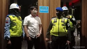 Razia Sejumlah THM, Aparat Gabungan Denpom III/1 Bogor Pasang Sticker Daerah Terlarang bagi TNI