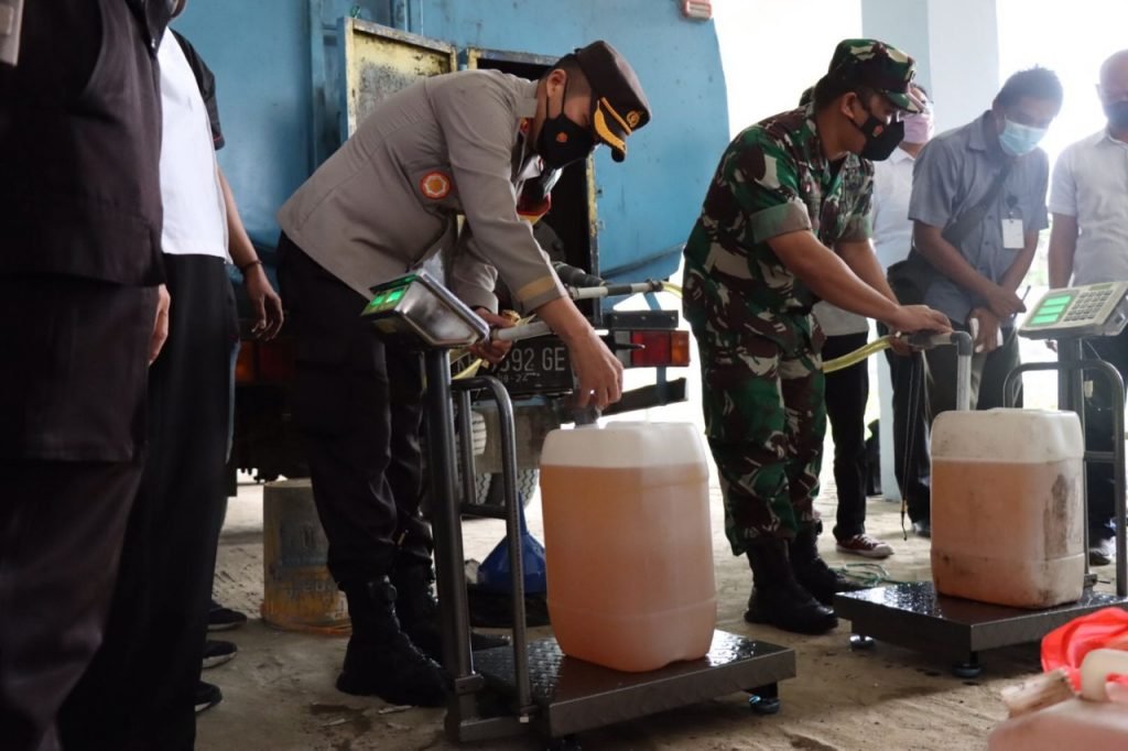 Kapolres Bojonegoro Pantau Operasi Pasar 10 Ribu Liter Minyak Goreng