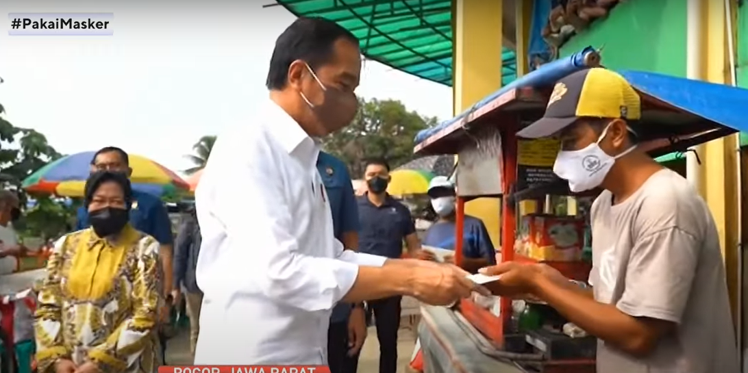 Jokowi Berikan Bansos ke Pedagang Di Pasar cibinong