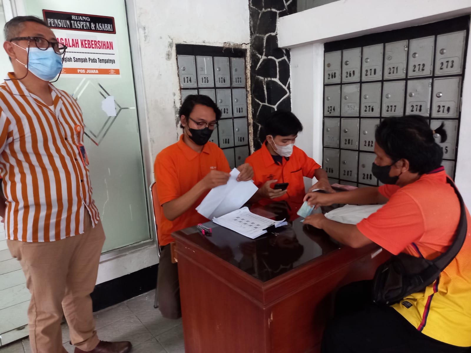 PT POS Indonesia yang ada di Jalan Juanda Kota Bogor mulai membagikan BLT BBm