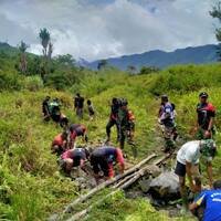 Dandim 1714/PJ Tinjau Pembersihan Saluran Irigasi PLTA di Bendungan