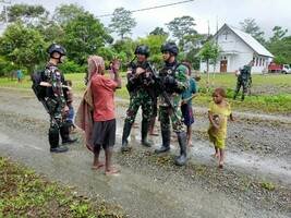 Keceriaan Mama Papua Bersama Satgas Pamtas Yonif Raider 142/KJ