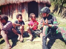 Tawa Anak di Papua Bahagia Bersama Satgas Yonif Raider 142/KJ