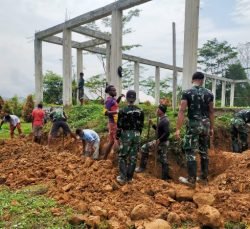 Satgas Pamtas Yonif Raider 142/KJ Gotong Royong Membangun Gereja