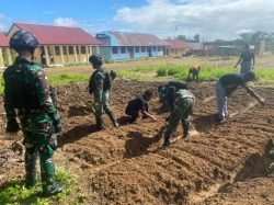 Kepedulian Kepada Siswa, Satgas Pamtas Yonif Raider 142/KJ Ajarkan Cara Bercocok Tanam