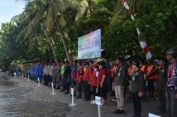 Personel Zona Bakamla Tengah Ikut Aksi Bersih-bersih Pantai Bunaken