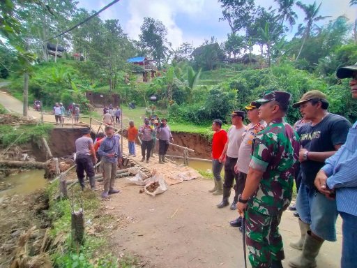 Kapolres Tabanan Bersama Dandim Turun Langsung Saat Pembuatan Jembatan Darurat