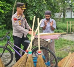 Pedagang Sapu Keliling Kaget Bukan Kepalang, Dagangan Diborong