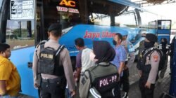 Pamor Keris Polres Gresik Berbagi Masker di Terminal, Himbau Masyarakat Disiplin Prokes