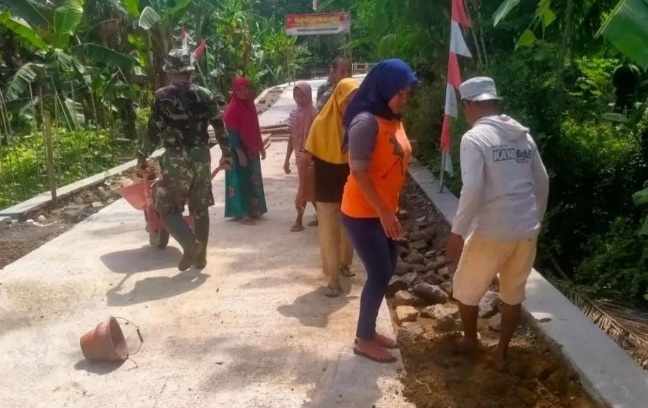Jamin Keamanan Pengguna Jalan, Berem Jalan Beton di kerjakan Secara manual