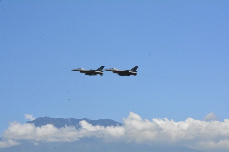 2 Pesawat Tempur F-16