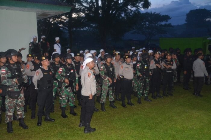 Pasukan Ajusta di Tengah Kilauan Parang Masyarakat Pelauw