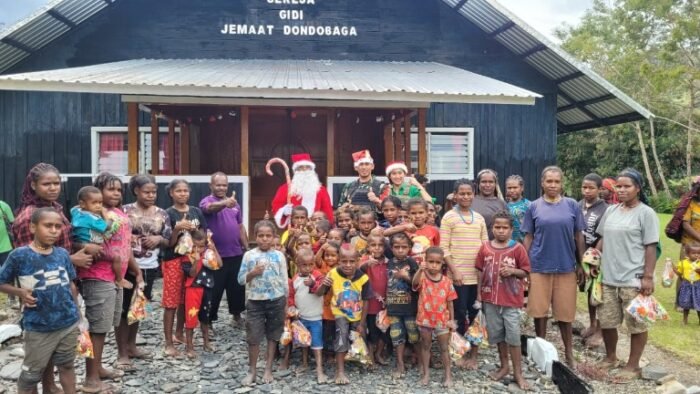 Dandim Puncak Jaya Bagikan Bingkisan Natal Untuk Anak-Anak