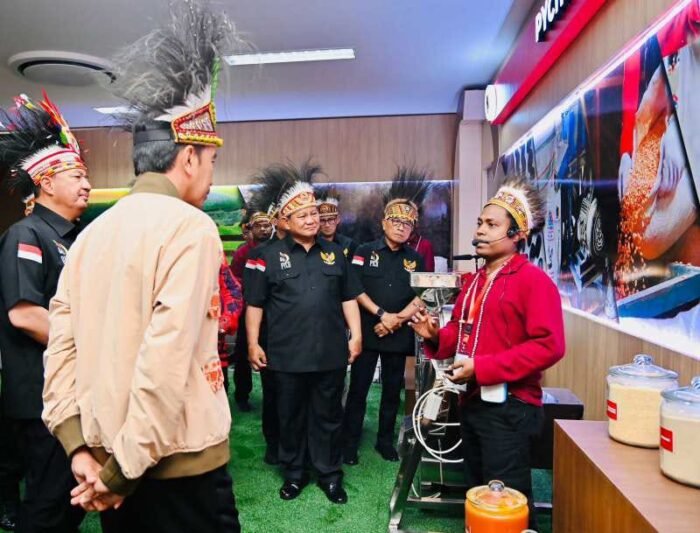 Menhan Dampingi Jokowi Resmikan Gedung Papua Youth Creative Hub dan Ratas di Papua