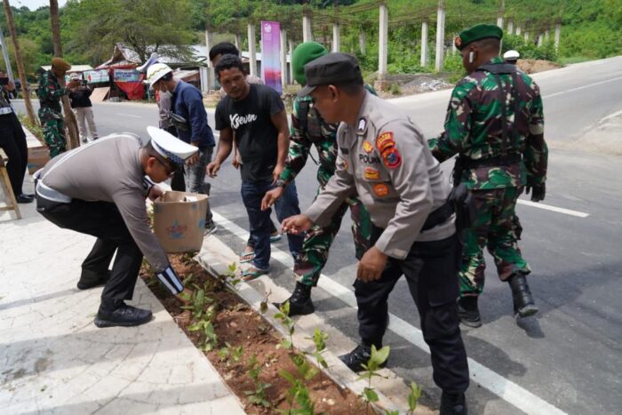 TNI Polri dan Masyarakat Bersih-Bersih Sampah di Area KTT ke-42 ASEAN