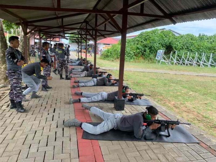 Latihan Menembak Personel Zona Bakamla Tengah